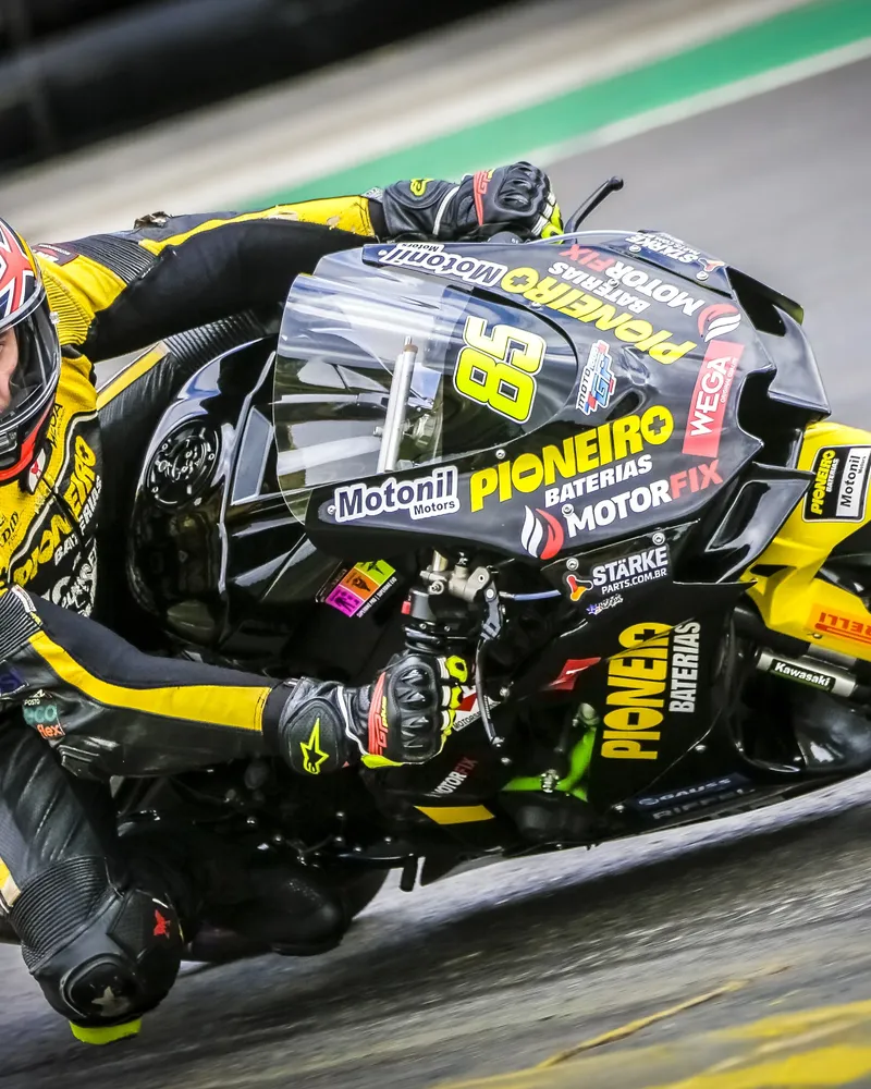 Gustavo Gão pilotando a moto 85 inclinado em curva